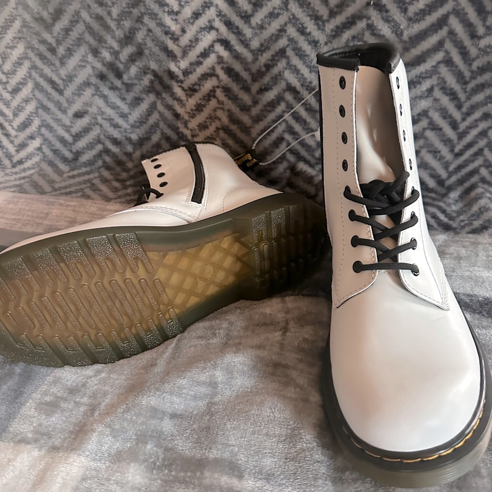 NEW DOC MARTEN Unisex White Leather Zip Boots 6M 7W - Picture 2 of 6